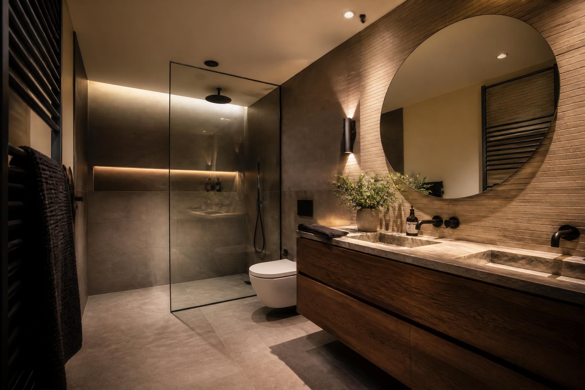 Yenilenmiş modern banyo iç mekan